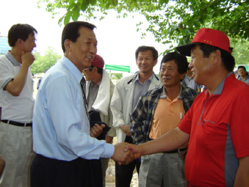 참가자를 격려하고 있는 박홍수 농림부 장관(좌측) 